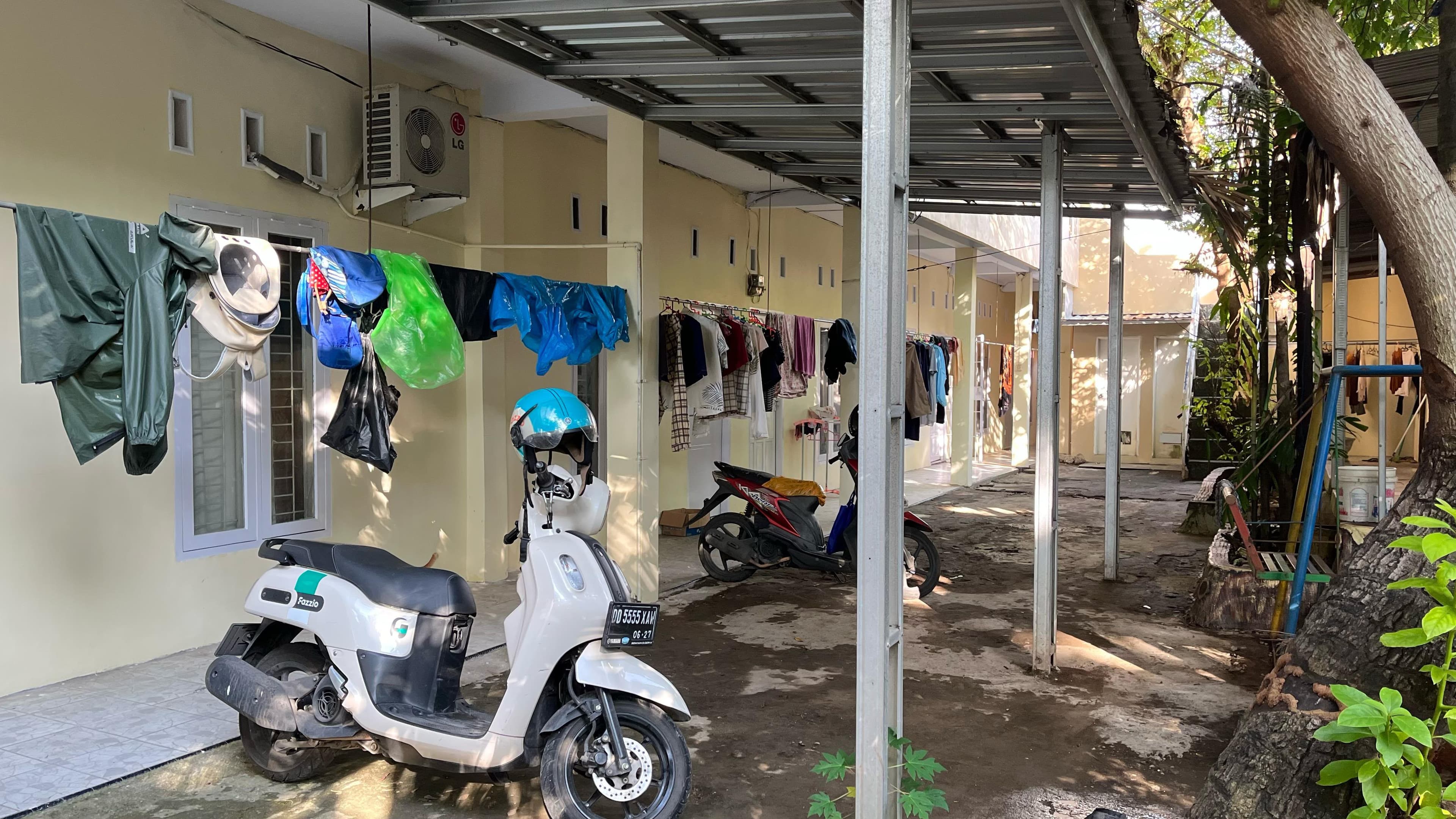 Parkiran Motor Berkanopi & Berpagar